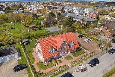 Landhaus Normannenweg, App. 1 - Eck-Appartement mit kleinem Gärtchen im Erd- und Untergeschoss