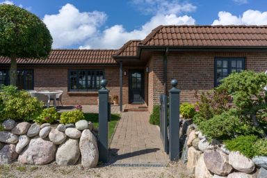 Beach Bungalow Sylt 2 - Willkommen im Beach Bungalow Sylt Wohnung 2 – Ihrem Rückzugsort für pure Erholung auf der traumhaften Insel Sylt.
