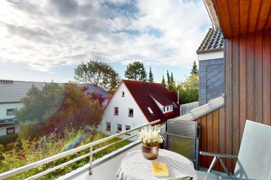 NeuKlosterhof - Helle 3-Zimmer-Ferienwohnung für 4 Personen mit Balkon und Außenstellplatz