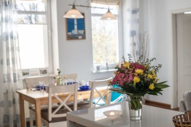 Fewo Rückenwind, direkt am Kurpark - Geräumige 70m²  Ferienwohnung für 4 Personen + Hund, strandnah & zentral