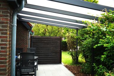 Ferienhaus 50082 - Trendy und bequem: Die ca. 60 qm große Doppelhaushälfte besticht in erster Linie durch Gemütlichkeit. Zudem hält das Haus eine Terrasse mit kleinem Garten bereit.