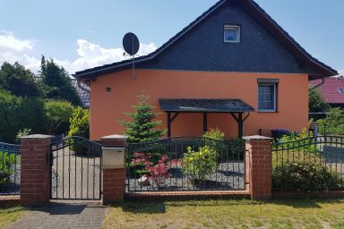 Ferienhaus in Altwarp Siedlung mit Terrasse, Grill und Garten