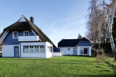 Exklusives Ferienhaus in Born A. Darß mit Terrasse, Garten und Grill