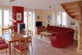 Wohnzimmer mit Esstisch, Kamin, E-Piano und TerrassentÃ¼ren 