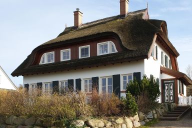 TRADITIONELLES REETDACHHAUS MIT SAUNA, KAMINOFEN UND PRIVATEM WASSERZUGANG