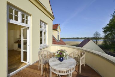 Gut Grubnow Rügen - Ferienwohnung 7 mit Seeblick und großem Balkon