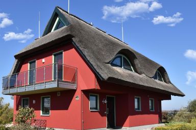 Traumhaftes Reetdach gedecktes Ferienhaus mit Blick auf den Breetzer Bodden bis Hiddensee