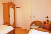 Schlafzimmer mit zwei Einzelbetten und Kleiderschrank
