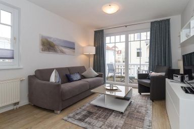 Strandstraße 32 - Tolle Ferienwohnung für zwei mit Balkon nach Osten - nur 400 m zum Ostseestrand!