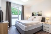 Schlafzimmer "2" mit Boxspringbett (1,80x2,00m) und TV