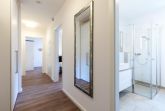 Flur mit Blick zum Badezimmer