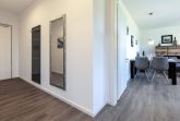 Flur mit Spiegel und Garderobe