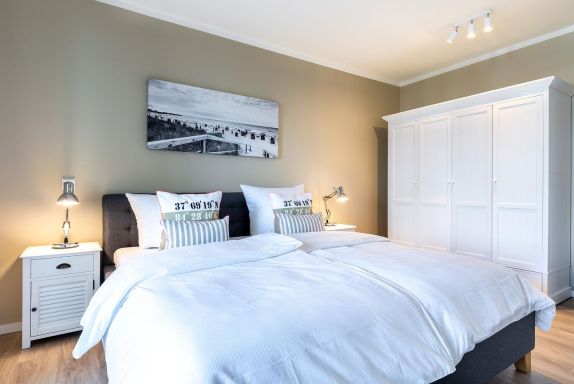 Schlafzimmer mit Polsterbett und Kleiderschrank