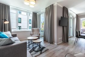 Wohn-/Essbereich mit Sitzgelegenheit und Flatscreen-TV