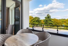 Ãberdachte Loggia mit Blick zum Godewindpark