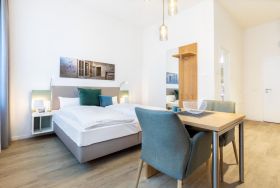 Wohn-/Schlafbereich mit Boxspringbett