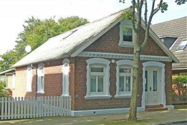 Badestraße 36, Historisches Stadthaus - Ferienhaus in Wyk, 3- Zimmer auf ca. 74 m², Terrasse und über 400 m² Garten