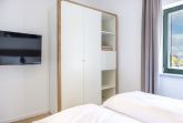 Schlafzimmer mit TV und Kleiderschrank