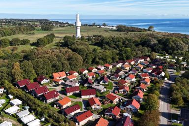 Feriendorf Südstrand - Strandnahes 4-Personen-Ferienhaus mit Garten, Terrasse, Sauna und Privatparkplatz