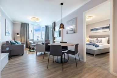 Ferienwohnungen am Godewindpark Travemünde - Stilvolles, barrierearmes  Apartment mit Loggia, Strandkorb und hauseigenem SPA
