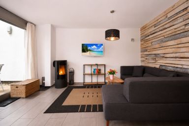 Stolteraa Ferienhaus 56 - Stilvolles Ferienhaus nahe Ostseestrand mit Terrasse und Kamin in Diedrichshagen