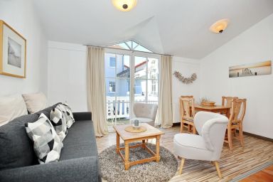 Strandstraße 16 - Ferienwohnung Kühlungsborn Strandstraße 16 – 3 Zimmer, Balkon & WLAN