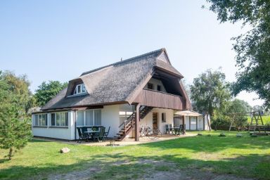 Reetgedecktes Ferienhaus 50 Metern von der Ostsee