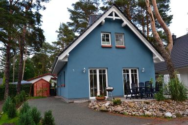 Ferienhaus mit Terrasse und Stellplatz sowie Kamin im Wohnzimmer