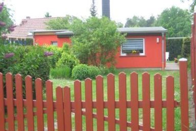 Charmantes Ferienhaus in Altwarp Siedlung komplett umzäunt mit Botanischem Garten