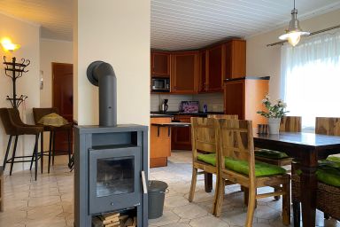 M9 Ferienwohnung mit Balkon am Waldrand im Ostseeland - 4-Raum-FeWo, Kaminofen, Balkon (max. 6 Personen, 105m², OG)