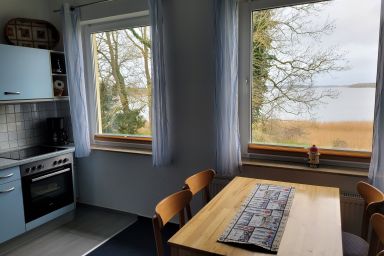 Gästehaus Niederhof - nur 50 Meter bis zum Boddenstrand - Große Ferienwohnung 1 Seeblick